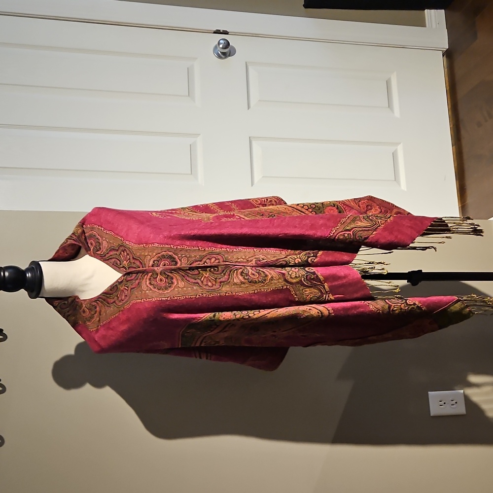 Stunning  Pashmina Paisley Shawl, OS, Magenta/Burgundy